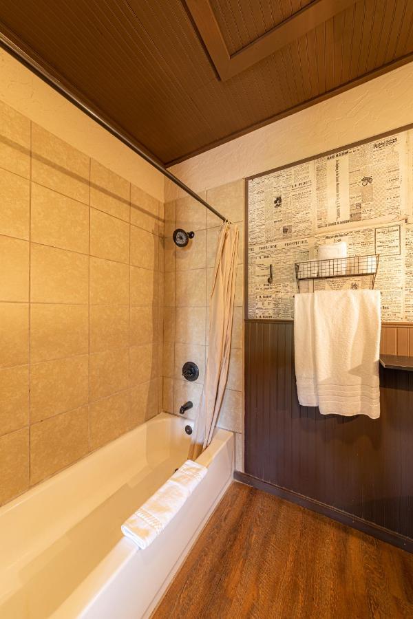 -Pet Friendly- Miners Cabin #6 - King Bed With Private Balcony Tombstone Buitenkant foto