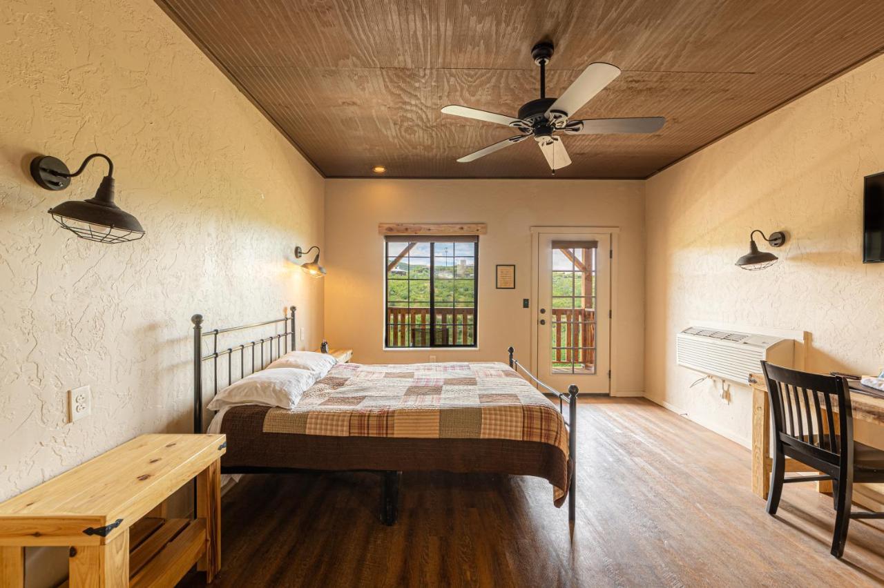 -Pet Friendly- Miners Cabin #6 - King Bed With Private Balcony Tombstone Buitenkant foto