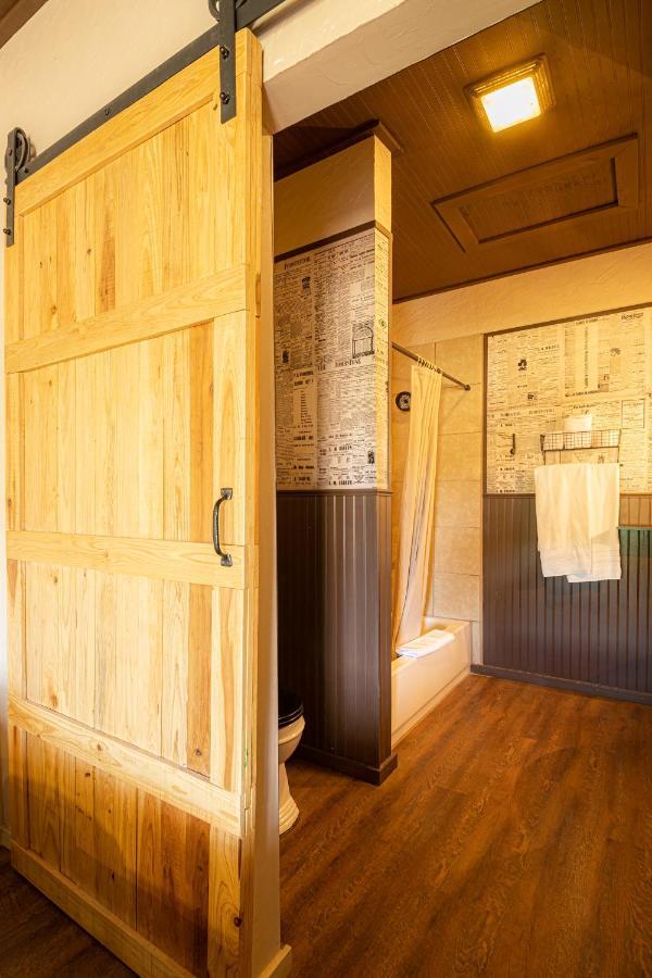 -Pet Friendly- Miners Cabin #6 - King Bed With Private Balcony Tombstone Buitenkant foto